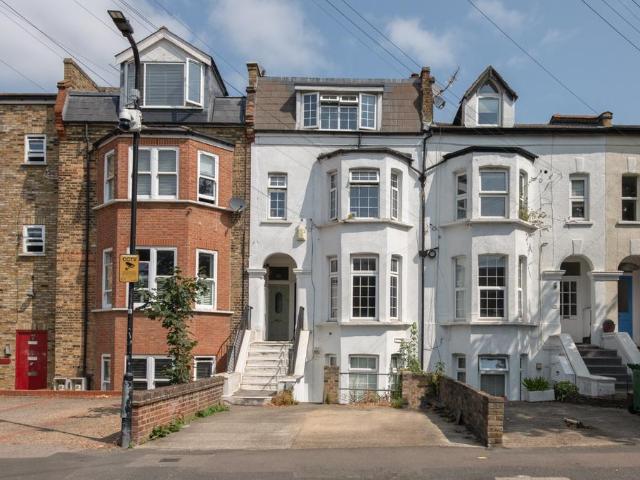 Flat for sale in Leytonstone, Greater London