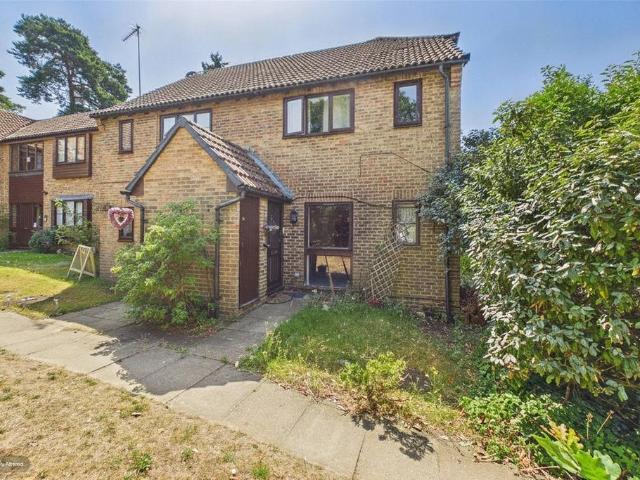 Flat for sale in Heol-las, Surrey