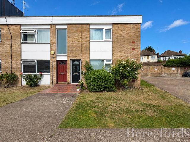 Flat for sale in Hornchurch, Greater London