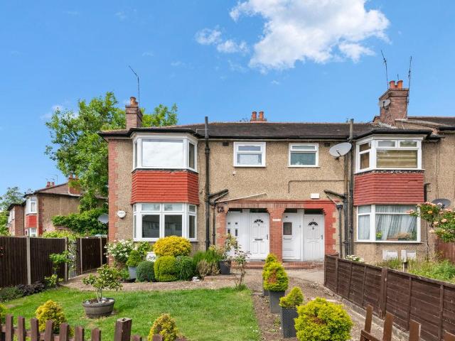 Flat for sale in London Borough of Ealing, Greater London