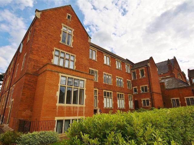 Flat for sale in Connaught Park, Bushey