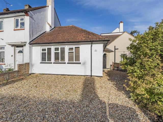 Flat for sale in Carpenders Park, Three Rivers