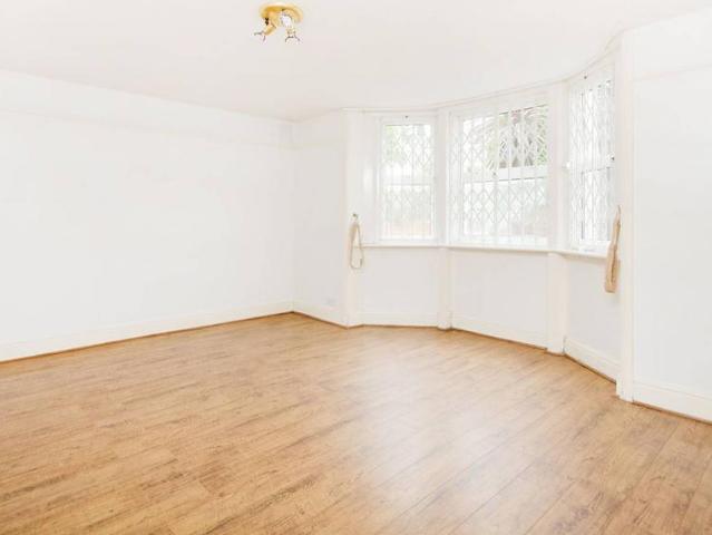 Flat for sale in Streatham, Greater London