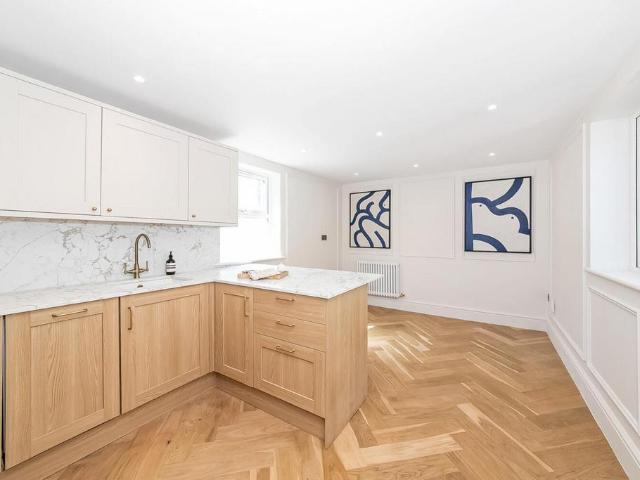 Flat for sale in London Borough of Lewisham, Forest Hill