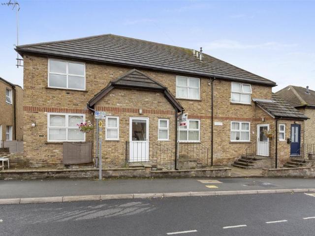 Flat for sale in Totteridge, Cressex