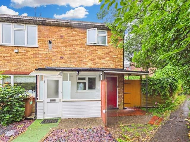 Flat for sale in Potters Bar, Hertfordshire