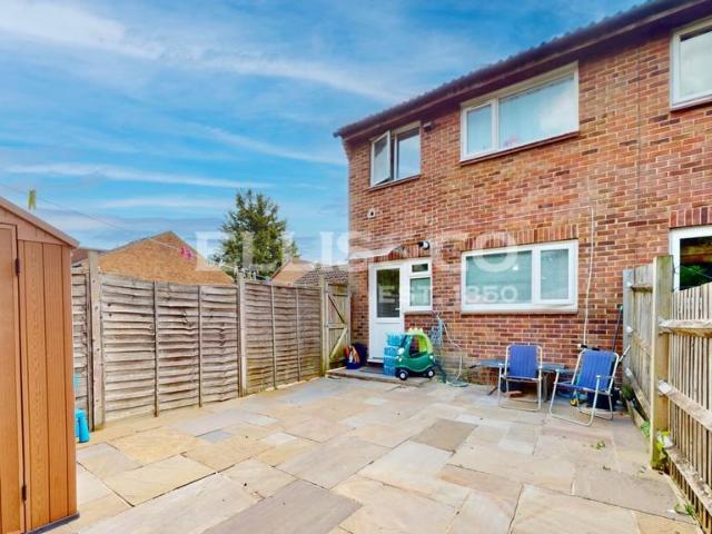 Flat for sale in London Borough of Ealing, Greenford