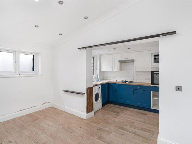 Flat for sale in London Borough of Croydon, Thornton Heath