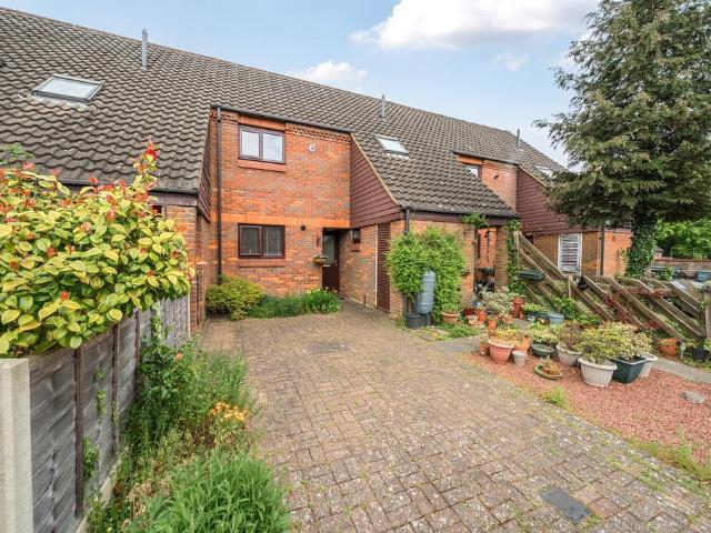 Flat for sale in St Albans, Five Acres