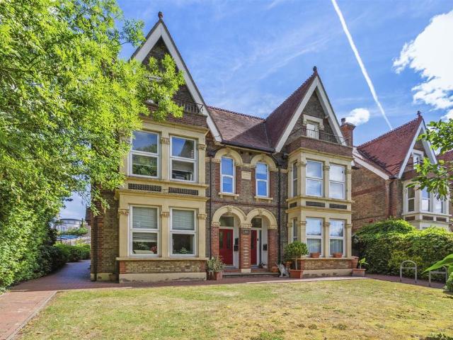 Flat for sale in Totteridge, Cressex