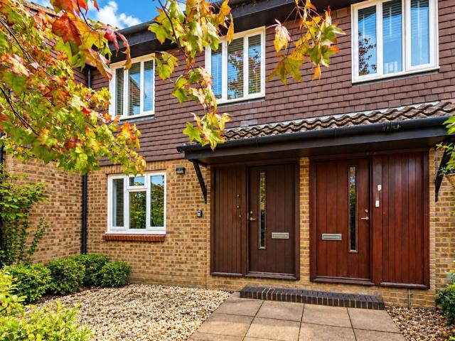 Flat for sale in Jacobs Well, Guildford