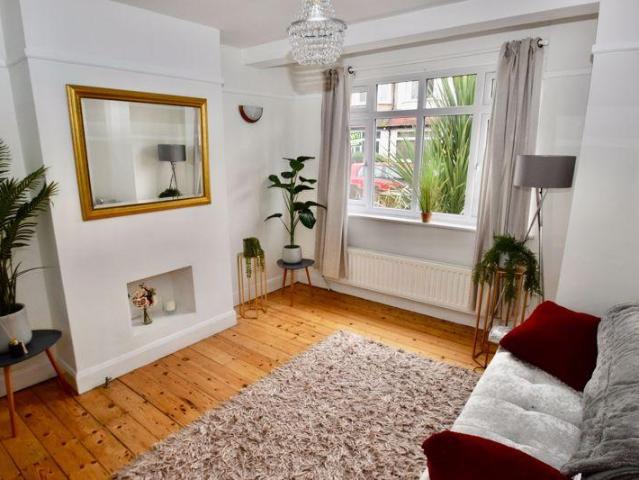 Flat for sale in London Borough of Merton, Collier's Wood