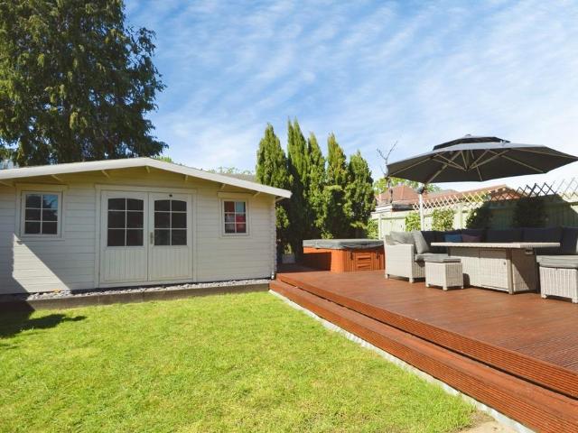 Flat for sale in Whitton, Greater London