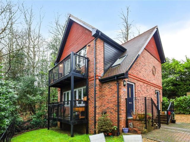 Flat for sale in Woolmer Hill, Fole