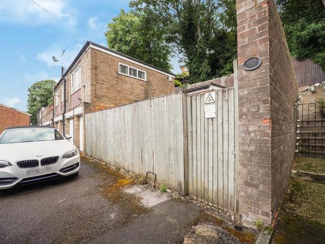 Flat for sale in London Borough of Croydon, Waddon