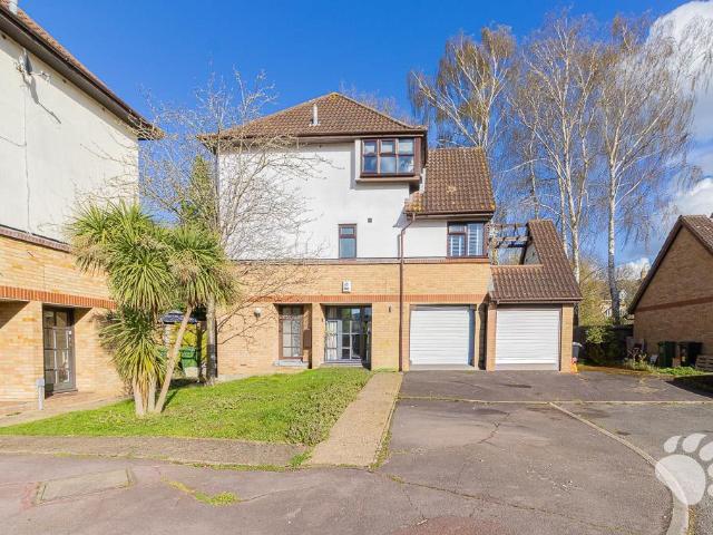 Flat for sale in Langdon Hills, Essex