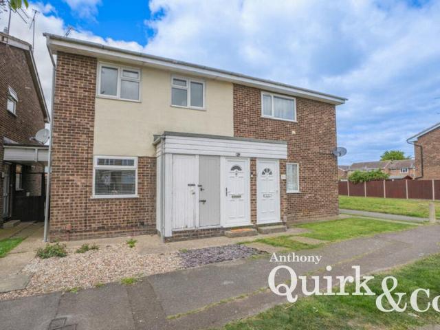 Flat for sale in Winter Gardens, Essex