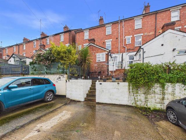 Flat for sale in Hillview, Surrey