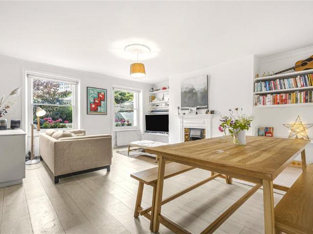 Flat for sale in Strawberry Hill, Greater London