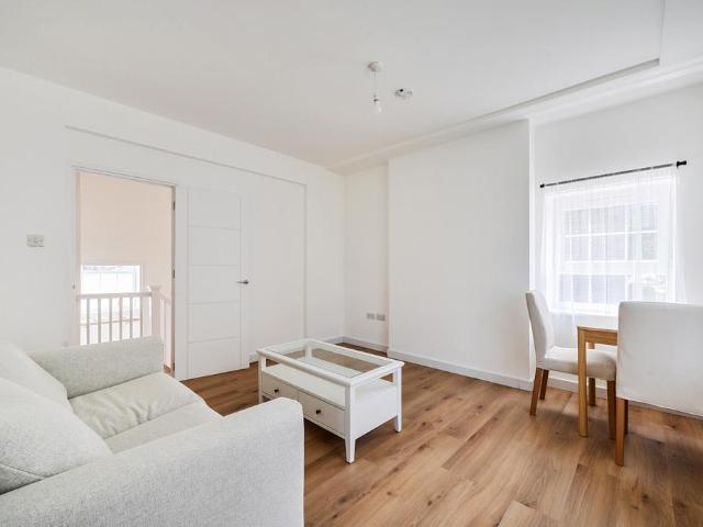 Flat for sale in Streatham Hill, Greater London