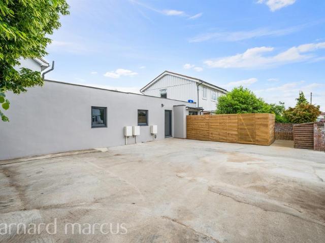 Flat for sale in London Borough of Hounslow, Hanworth