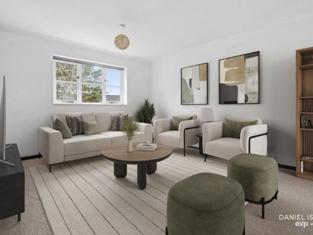 Flat for sale in Laindon, Essex