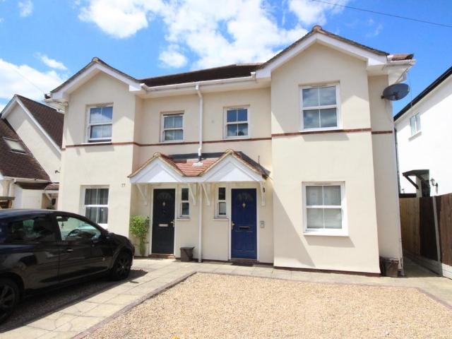 Flat for sale in Worcester Park, Greater London