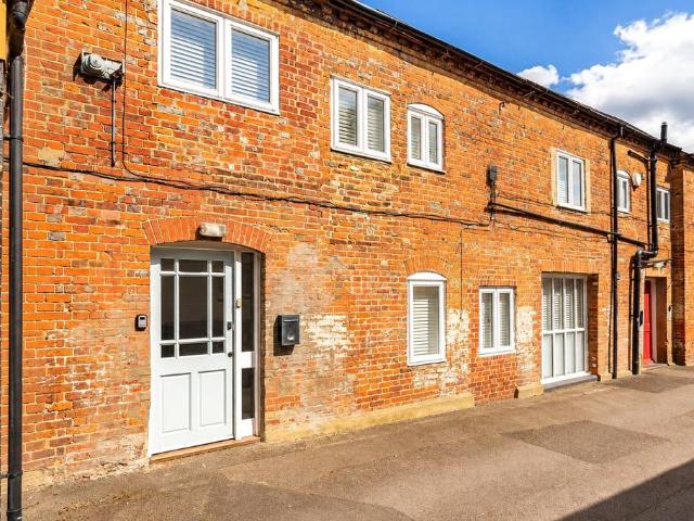 Flat for sale in Fole, Surrey