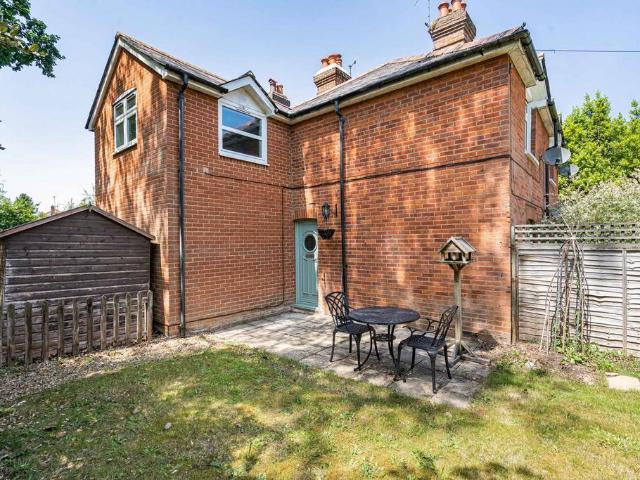 Flat for sale in Lower Bourne, Fole