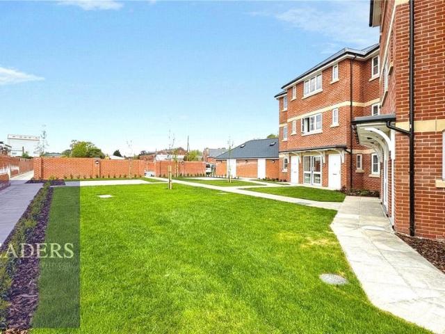 Flat for sale in Chipping Hill, Essex