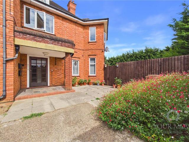 Flat for sale in Phippsville, Northampton
