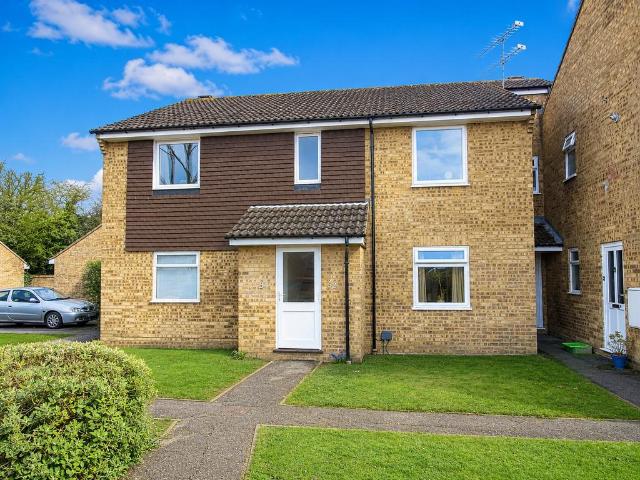 Flat for sale in Heol-las, Surrey