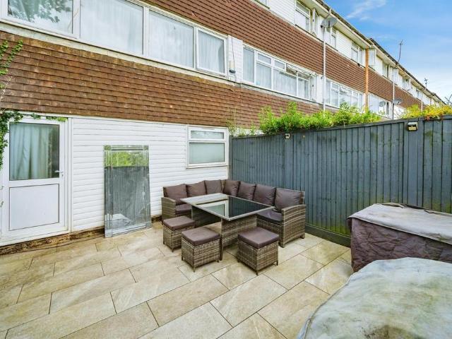Flat for sale in Grovehill, Pouchen End