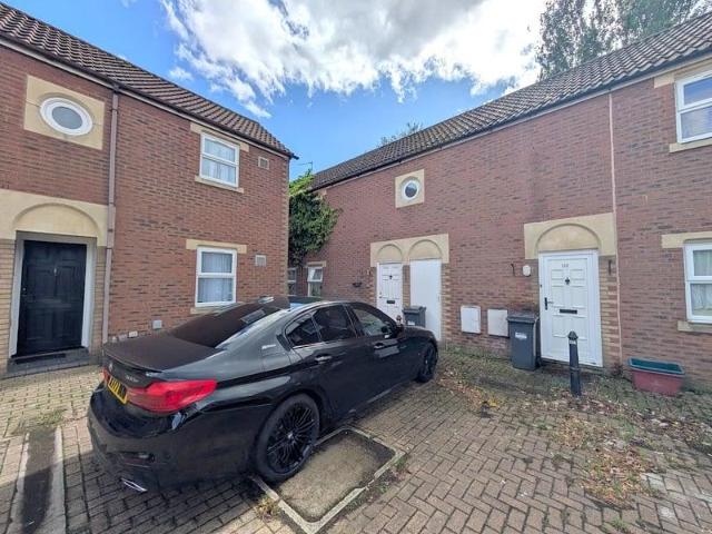 Flat for sale in London Borough of Hounslow, Greater London