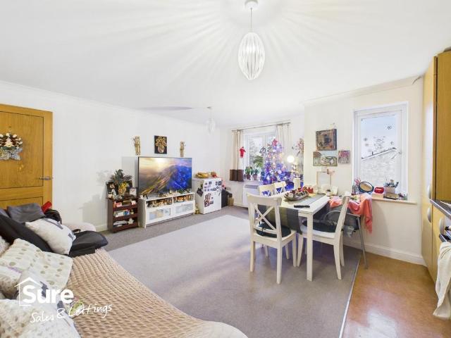 Flat for sale in Pouchen End, Hertfordshire