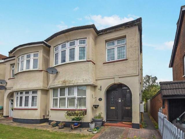 Flat for sale in Upminster, Greater London