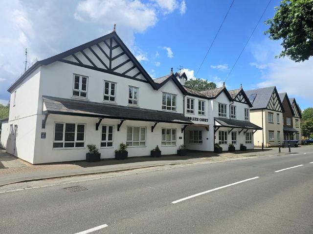 Flat for sale in North Bourne, Heol-las