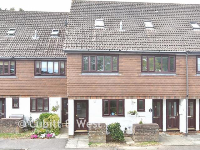 Flat for sale in Fole, Surrey