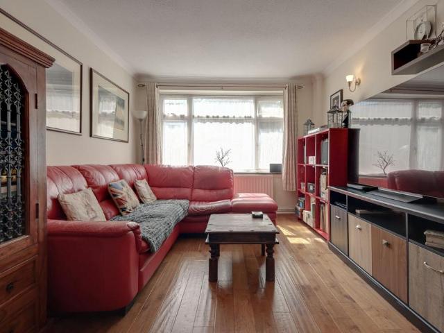 Flat for sale in Watford Heath, North Watford