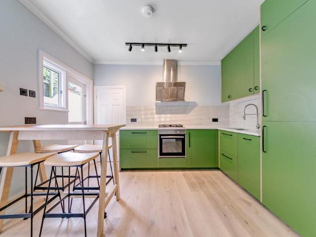 Flat for sale in London Borough of Lewisham, Forest Hill