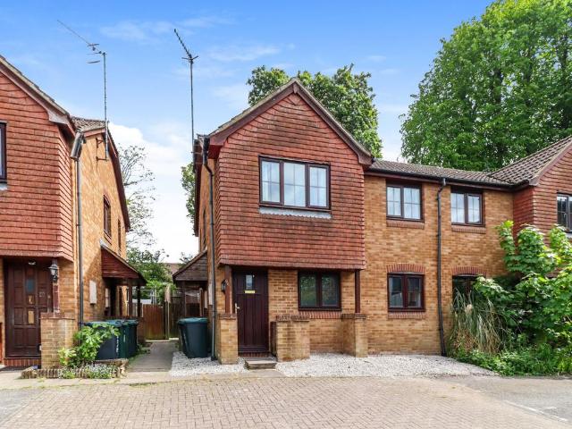 Flat for sale in Batchworth, Hertfordshire