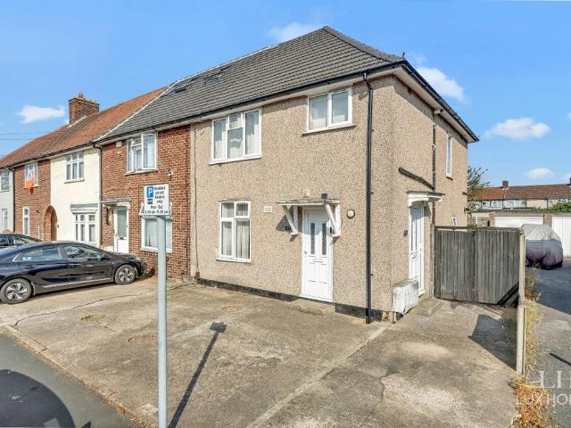 Flat for sale in Dagenham, Greater London
