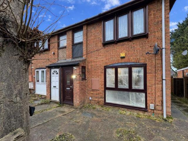 Flat for sale in Spring Park, Luton