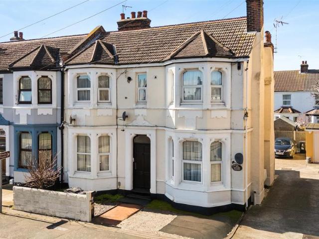 Flat for sale in Dale Hill, Essex