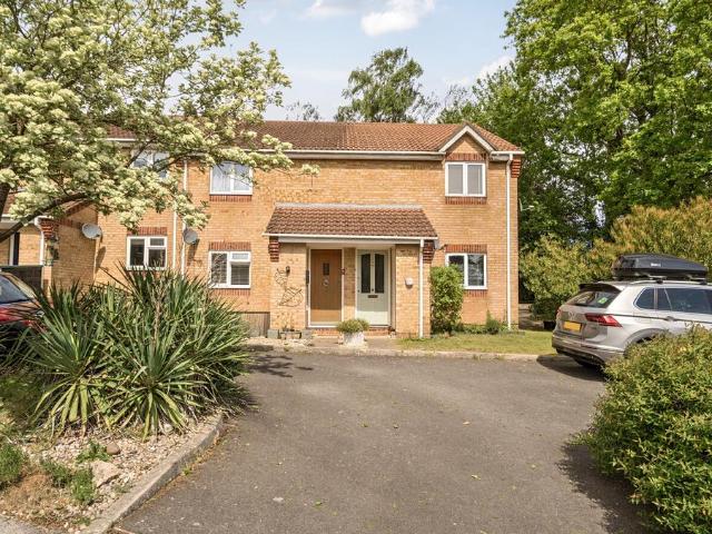 Flat for sale in Fole, Surrey