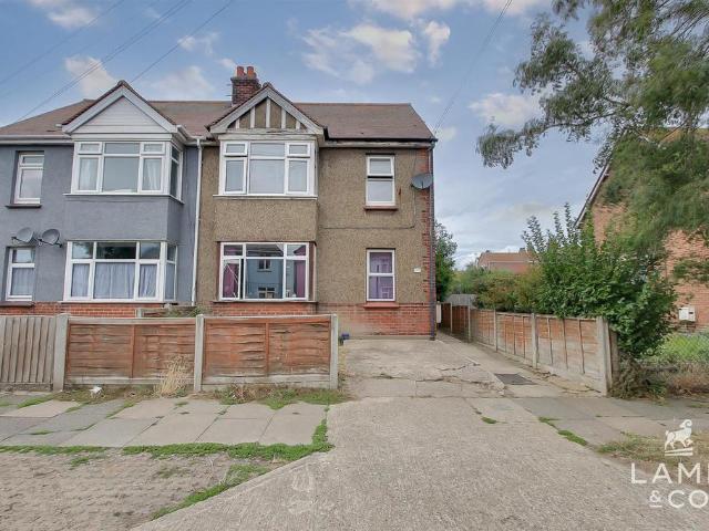 Flat for sale in Dale Hill, Essex