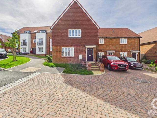 Flat for sale in Perryfields, West Sussex