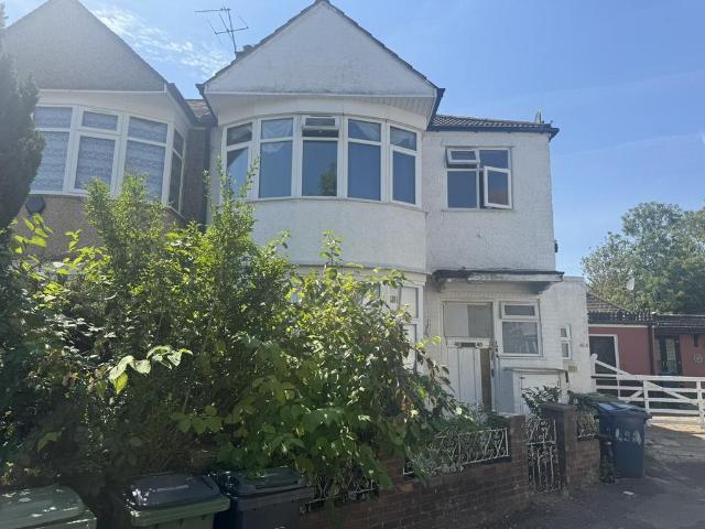 Flat for sale in Kenton, Greater London