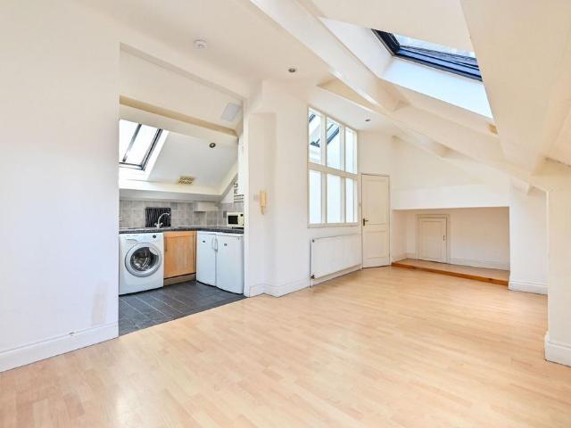 Flat for sale in Bromley-by-Bow, Bow