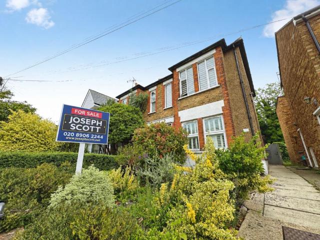 Flat for sale in Mill Hill, Greater London